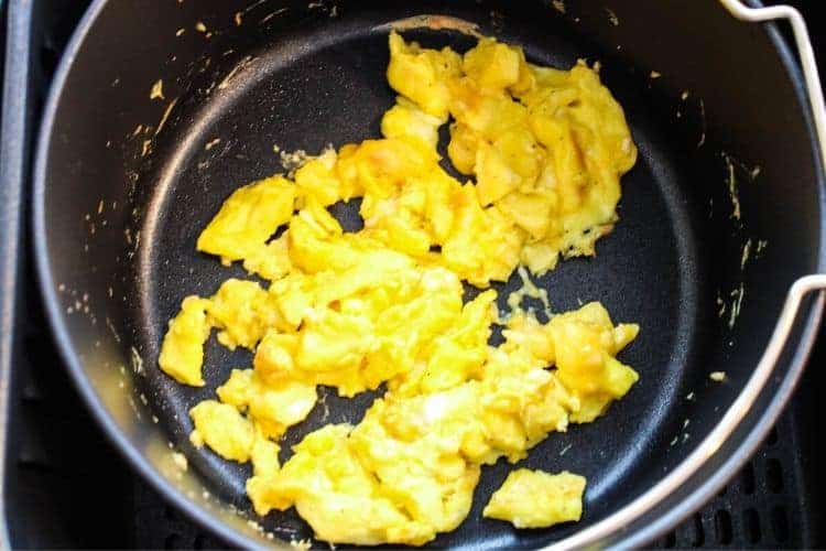 https://www.everydayfamilycooking.com/wp-content/uploads/2019/10/scrambled-eggs-in-air-fryer-1.jpg