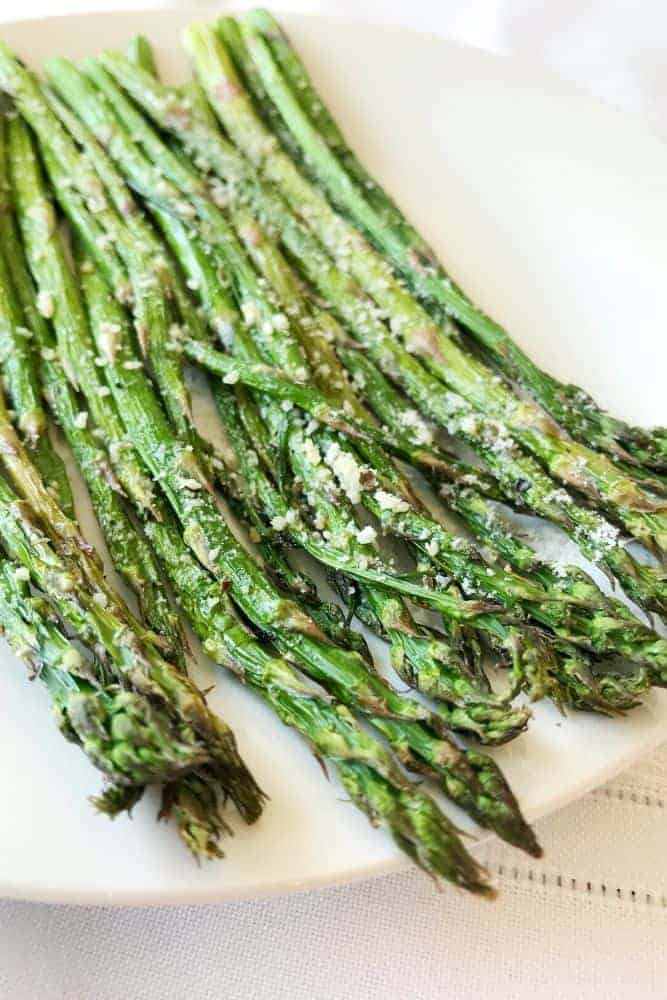 https://www.everydayfamilycooking.com/wp-content/uploads/2020/02/air-fryer-asparagus-plated.jpg