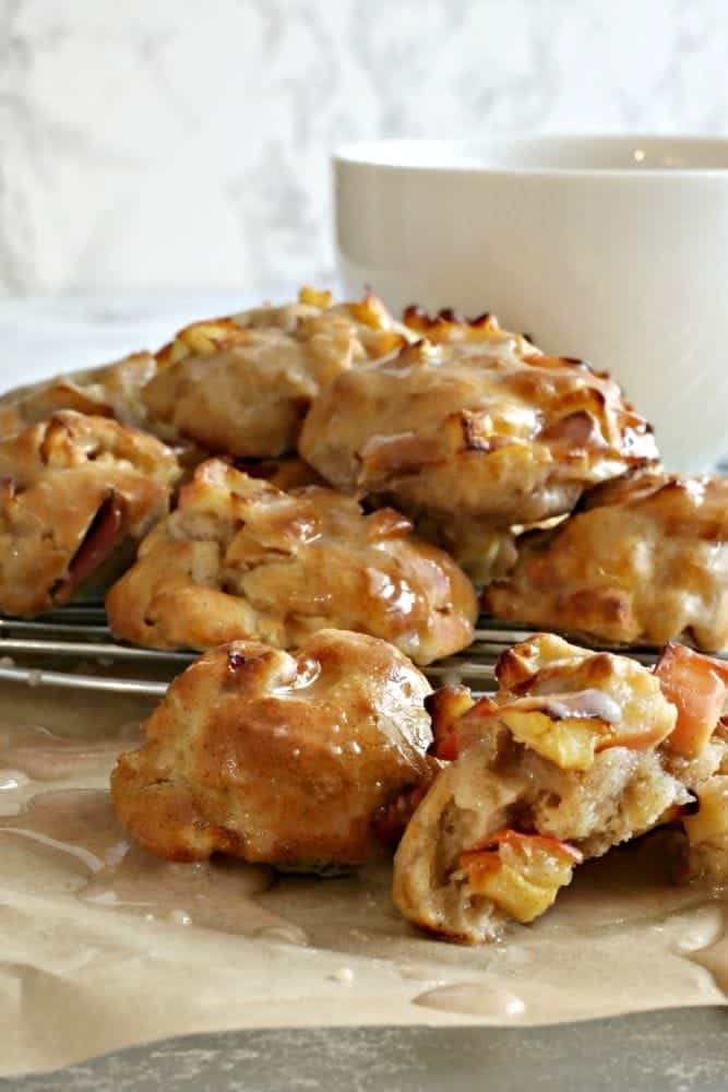 https://www.everydayfamilycooking.com/wp-content/uploads/2020/10/air-fryer-apple-fritters6.jpg