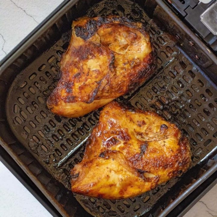 https://www.everydayfamilycooking.com/wp-content/uploads/2021/04/air-fryer-bone-in-chicken-breasts1-720x720.jpg