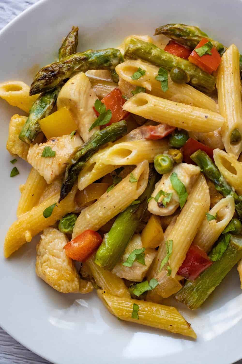 https://www.everydayfamilycooking.com/wp-content/uploads/2021/04/spicy-chicken-chipotle-pasta7.jpg