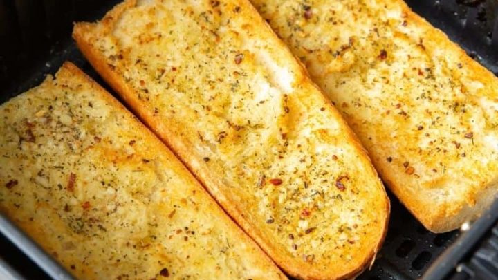 https://www.everydayfamilycooking.com/wp-content/uploads/2021/07/garlic-bread-in-air-fryer3-720x405.jpg