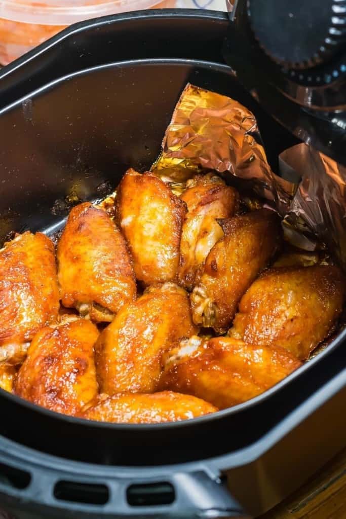 https://www.everydayfamilycooking.com/wp-content/uploads/2021/08/reheat-wings-in-air-fryer1-683x1024.jpg