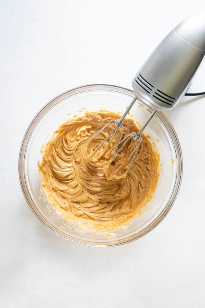 https://www.everydayfamilycooking.com/wp-content/uploads/2021/09/3-ingredient-peanut-butter-frosting11-683x1024.jpg