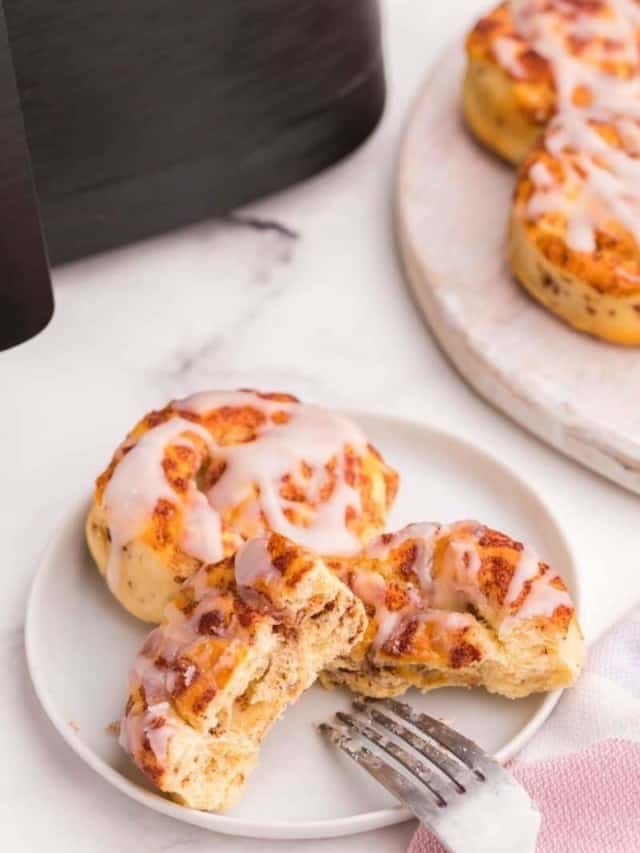 The BEST Air Fryer Cinnamon Rolls Recipe!