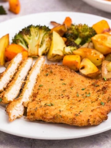 Cooked and sliced air fryer chicken cutlets