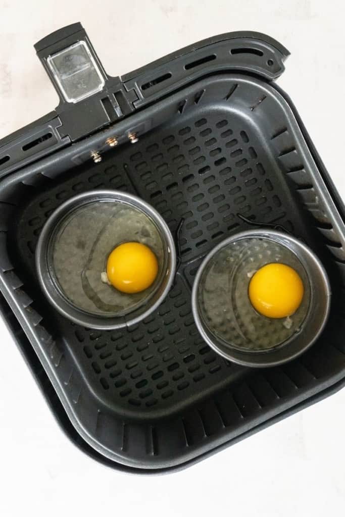 https://www.everydayfamilycooking.com/wp-content/uploads/2022/04/fried-egg-in-air-fryer2-683x1024.jpg
