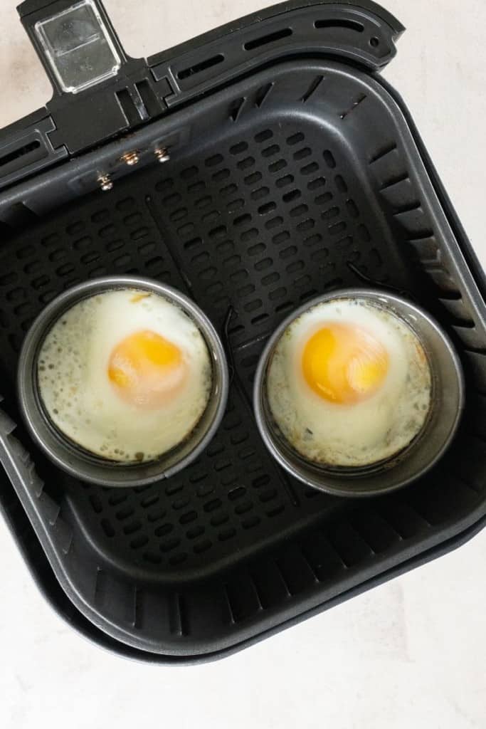 https://www.everydayfamilycooking.com/wp-content/uploads/2022/04/fried-egg-in-air-fryer3-683x1024.jpg