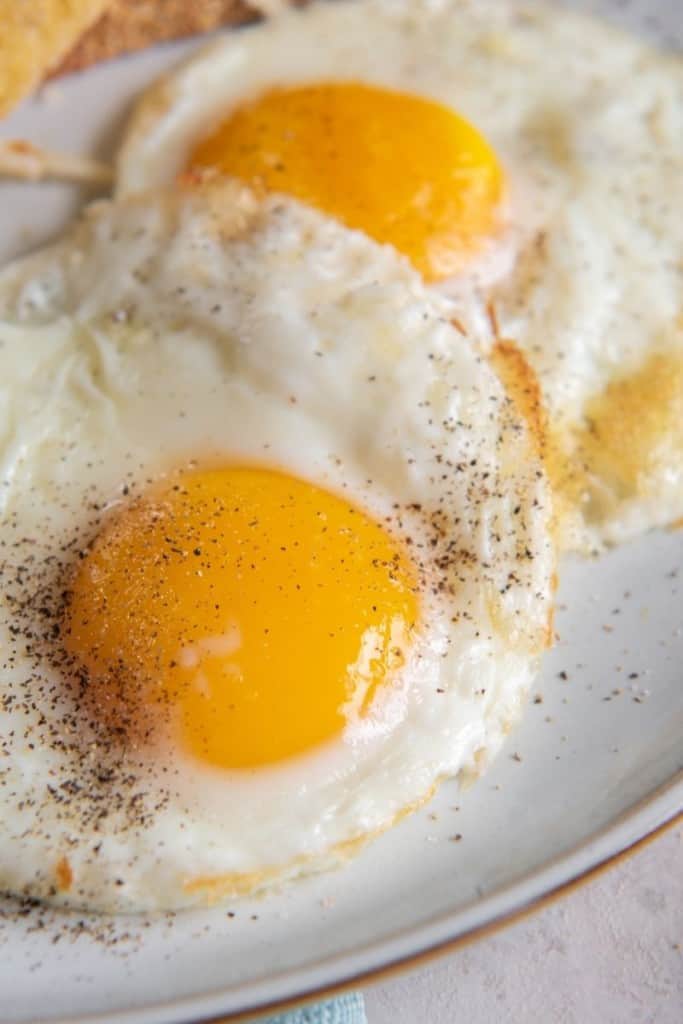 https://www.everydayfamilycooking.com/wp-content/uploads/2022/04/fried-egg-in-air-fryer4-683x1024.jpg