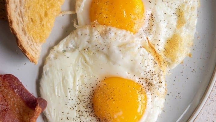 Foolproof Air Fryer Eggs (Sunny Side Up) 🍳