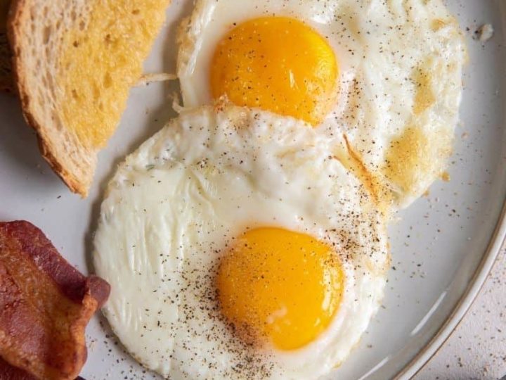 https://www.everydayfamilycooking.com/wp-content/uploads/2022/04/fried-egg-in-air-fryer5-720x540.jpg