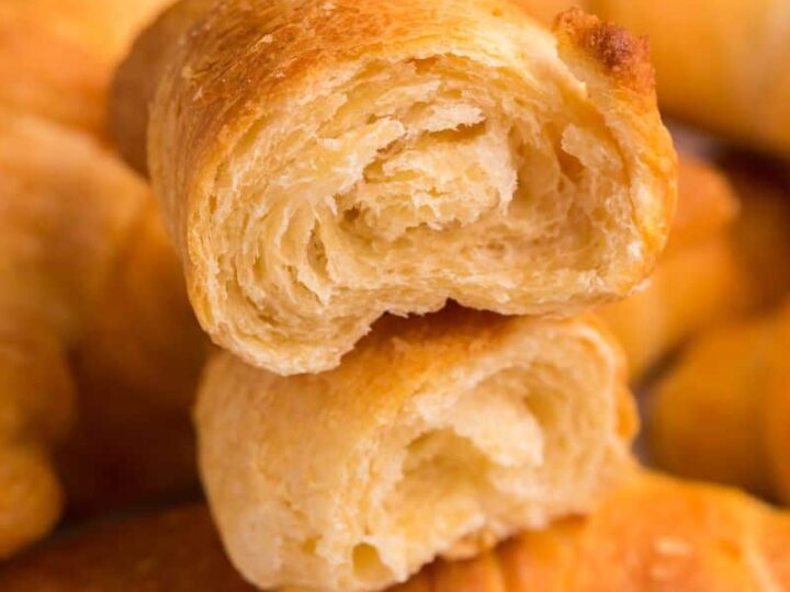 https://www.everydayfamilycooking.com/wp-content/uploads/2022/08/air-fryer-crescent-rolls3-720x540.jpg