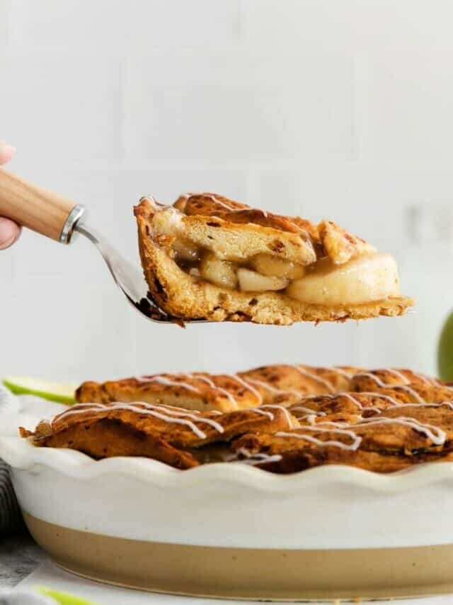 Cinnamon Roll Apple Pie (2 Ingredients)
