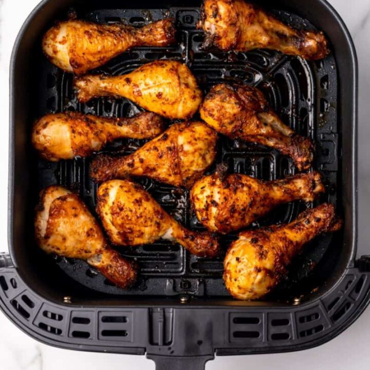 https://www.everydayfamilycooking.com/wp-content/uploads/2022/10/Air-Fryer-Chicken-Legs3-720x720.jpg