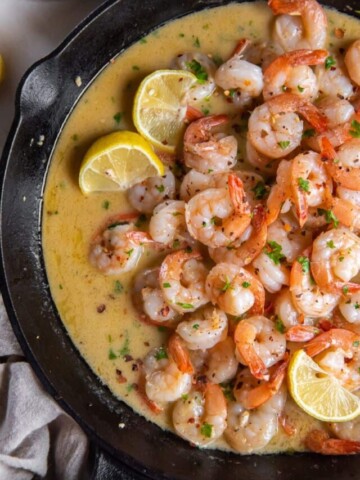 shrimp scampi with lemon wedges