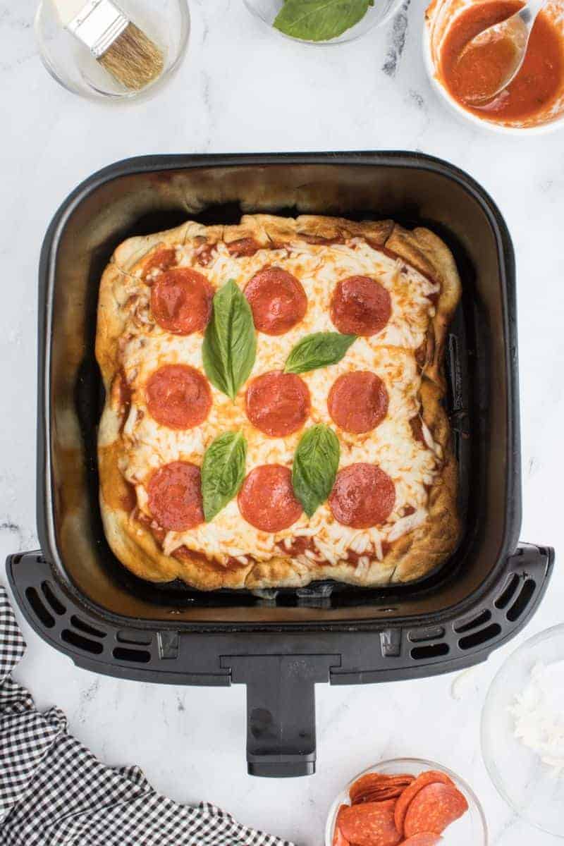 https://www.everydayfamilycooking.com/wp-content/uploads/2023/06/Air-Fryer-Pizza-7.jpg