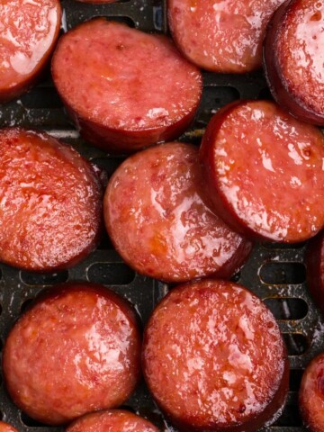 close up air kielbasa in an air fryer basket