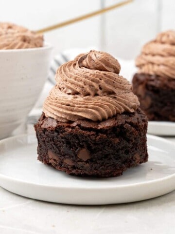 chocolate cool whip on a chocolate cake cupcakes