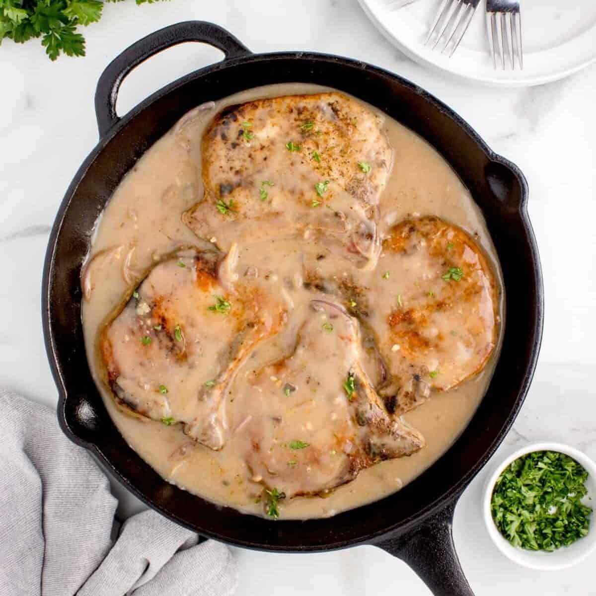 adding pork chops to homemade gravy